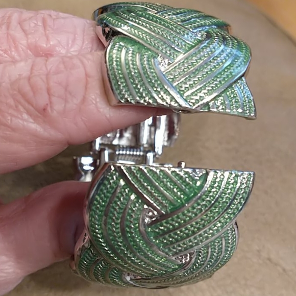 π¨π¦ Oval Metal Teal Bangle - Picture 4 of 4